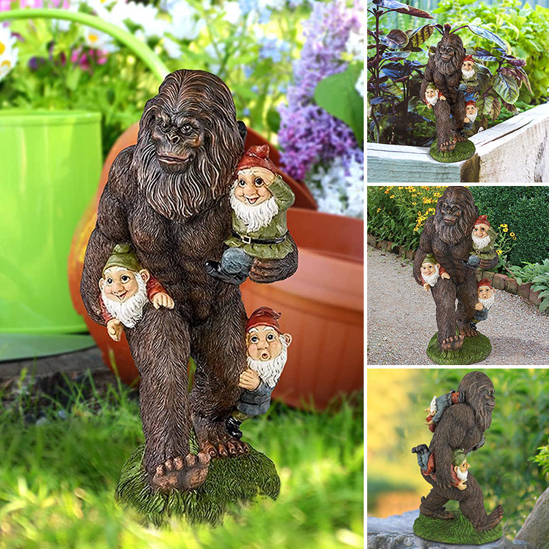 Sasquatch mit Gartenzwerg