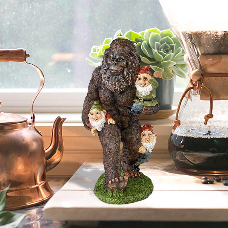 Sasquatch mit Gartenzwerg