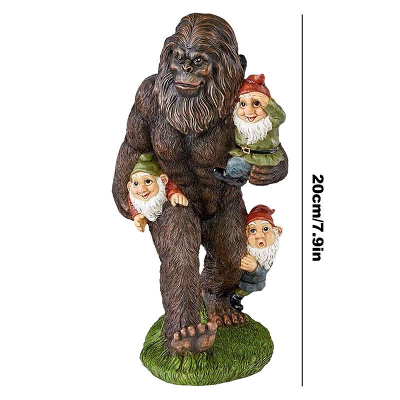 Sasquatch mit Gartenzwerg